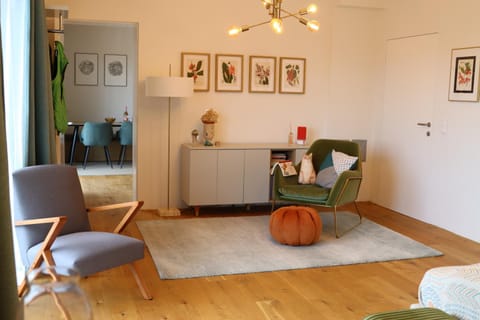 Seating area, Bedroom