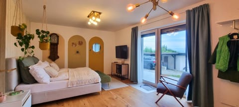 Bed, TV and multimedia, Photo of the whole room, Bedroom