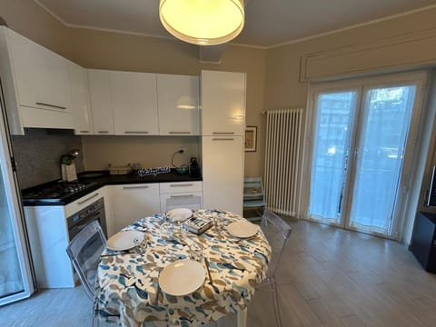 Kitchen or kitchenette, Dining area, oven, stove
