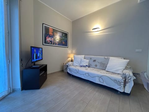 TV and multimedia, Living room, Seating area, Evening entertainment