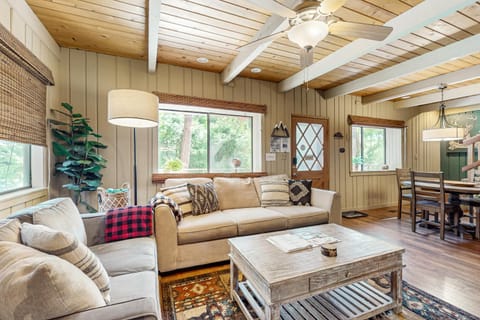 Acorn Lodge House in Idyllwild-Pine Cove