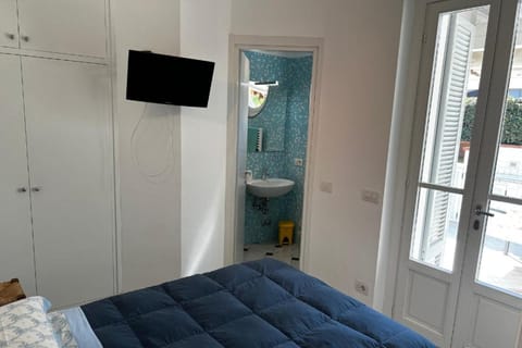 Bed, Bathroom, TV and multimedia, Photo of the whole room, Bedroom