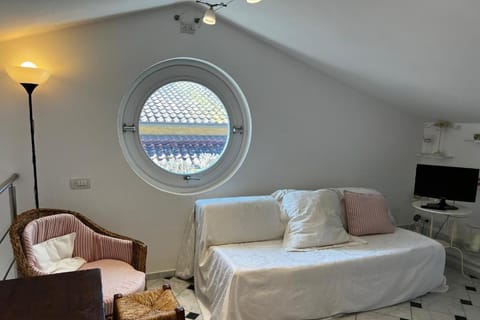 Bed, Living room, Photo of the whole room, Seating area, Bedroom