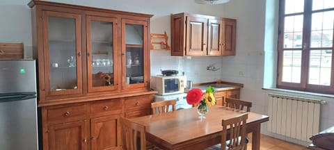 Kitchen or kitchenette, Dining area, oven, stove