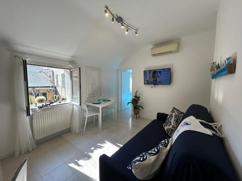 TV and multimedia, Living room, Seating area, Dining area, air conditioner