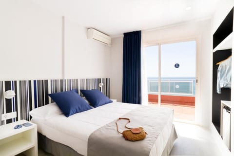 Photo of the whole room, Sea view, oven, air conditioner