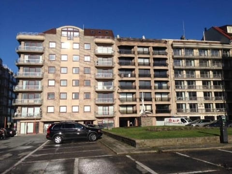Property building, Facade/entrance, Neighbourhood, Location, Parking