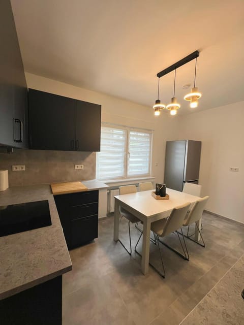 Kitchen or kitchenette, Dining area, oven