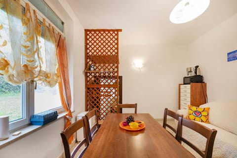 Kitchen or kitchenette, Living room, Food and drinks, Seating area, Dining area, Food
