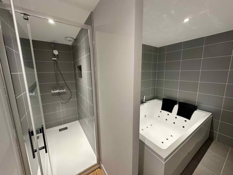 Shower, Hot Tub, Bathroom, Bath, towels