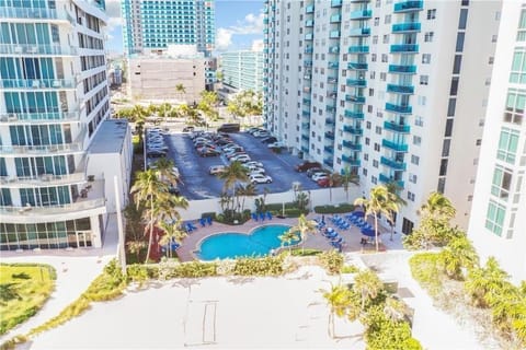 Ocean view-Large 2bedroom Remodeled on the beach Apartment in Hollywood Beach