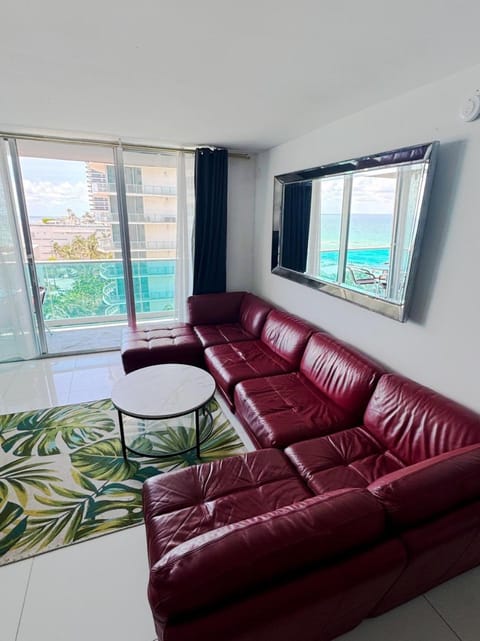 Ocean view-Large 2bedroom Remodeled on the beach Apartment in Hollywood Beach