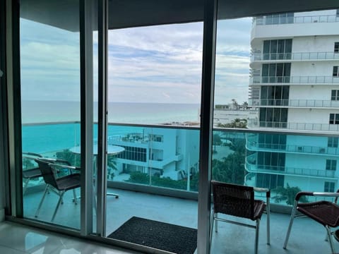 Ocean view-Large 2bedroom Remodeled on the beach Apartment in Hollywood Beach