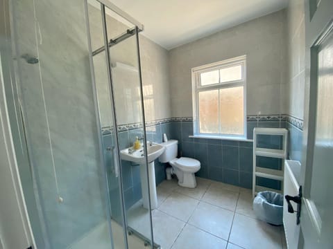 Shower, Toilet, towels