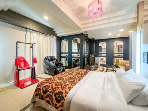 Bed, Photo of the whole room, Seating area, Bedroom