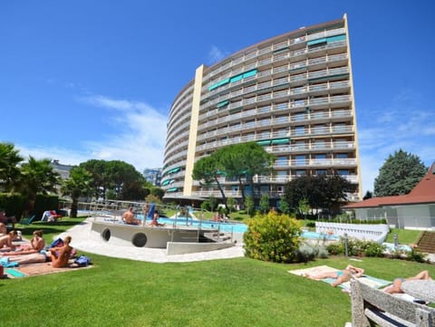 Property building, Day, Garden, Garden view, Swimming pool