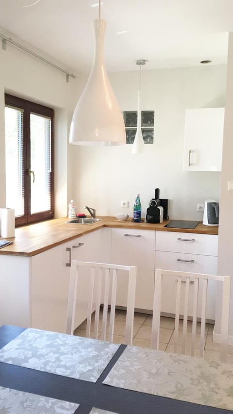 Coffee/tea facilities, Kitchen or kitchenette, Seating area