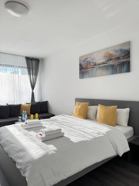 Bed, Living room, Photo of the whole room, Seating area, Bedroom, towels