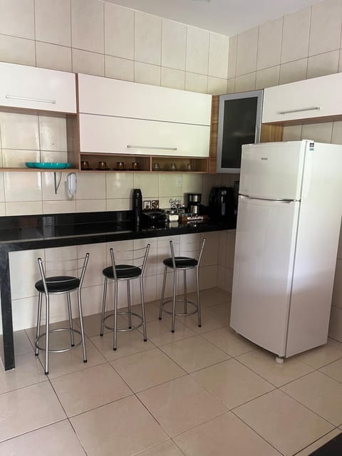 Coffee/tea facilities, Kitchen or kitchenette, Dining area, oven, stove, toaster