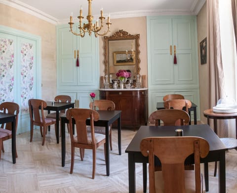 Lounge or bar, Internal: Not applicable to any particular room