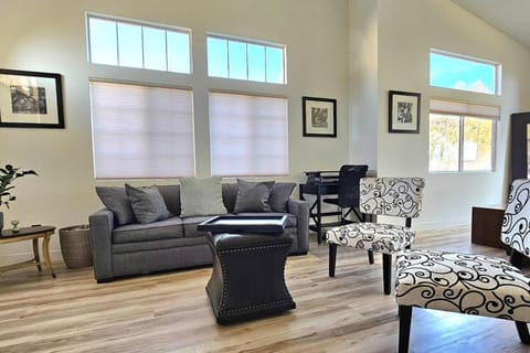 Desert Escape Home with 3BD 3BA with Pool and Jacuzzi House in Wildomar