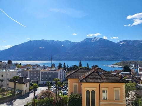 Balcony/Terrace, Lake view, Mountain view