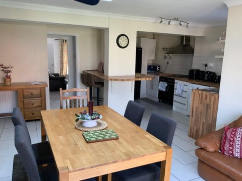 Kitchen or kitchenette, Seating area, Dining area