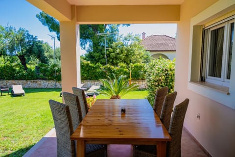 Garden, Seating area, Dining area