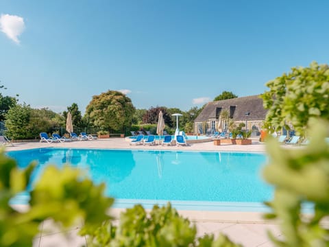 Swimming pool, sunbed