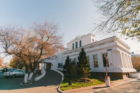 Property building, Nearby landmark, Garden