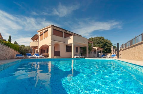 Property building, Balcony/Terrace, Swimming pool, sunbed