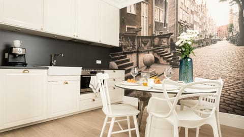 Kitchen or kitchenette, Dining area