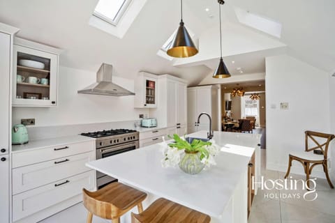 Kitchen or kitchenette, Dining area, dishwasher, stove
