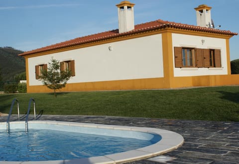 Property building, Garden, Garden view, Mountain view, Pool view, Swimming pool