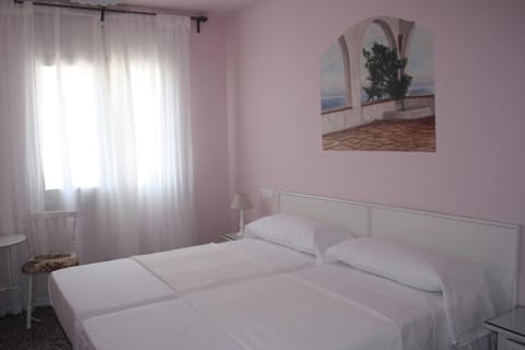 Hostal Isabel II Bed and Breakfast in Figueres