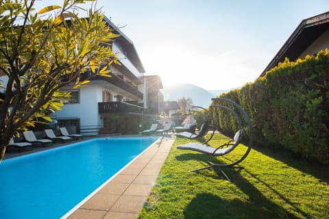 Property building, Garden, Swimming pool, Swimming pool, Sunrise