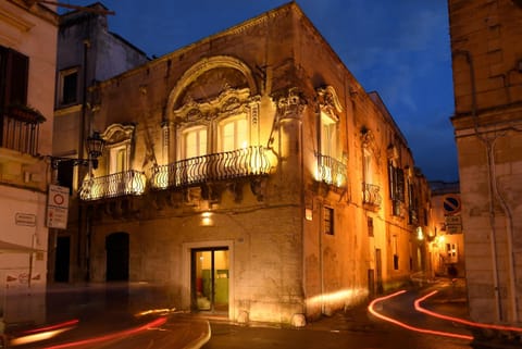 Facade/entrance, Night, Street view