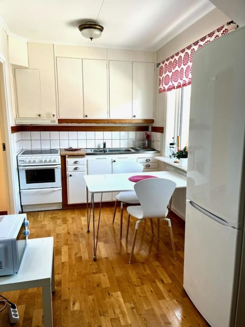 Kitchen or kitchenette, Dining area, oven