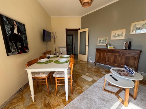 TV and multimedia, Living room, Seating area, Evening entertainment