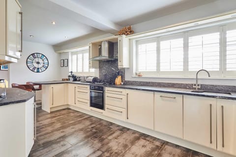 Kitchen or kitchenette, dishwasher, stove