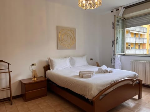 Photo of the whole room, Bedroom, towels