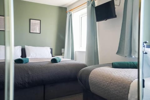 Stupton House, Large 3 Bed House that Sleeps 8 with Full Size Pool Table & FREE Parking - Hosted by Stay Host Save Apartment in Rotherham