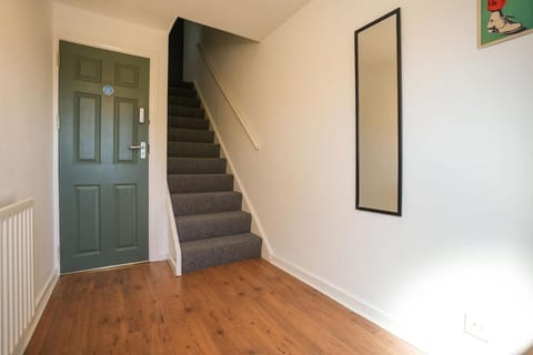 Stupton House, Large 3 Bed House that Sleeps 8 with Full Size Pool Table & FREE Parking - Hosted by Stay Host Save Apartment in Rotherham