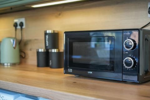 Stupton House, Large 3 Bed House that Sleeps 8 with Full Size Pool Table & FREE Parking - Hosted by Stay Host Save Apartment in Rotherham