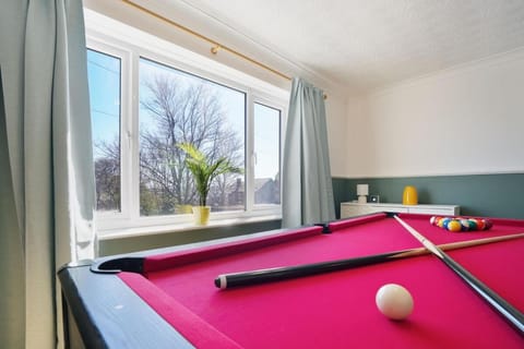 Stupton House, Large 3 Bed House that Sleeps 8 with Full Size Pool Table & FREE Parking - Hosted by Stay Host Save Apartment in Rotherham