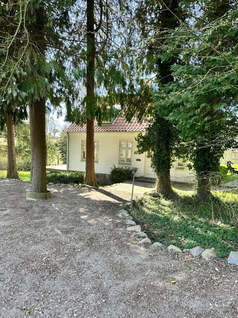 Property building, Spring, Off site, Day, Natural landscape, Garden, Garden view, Parking