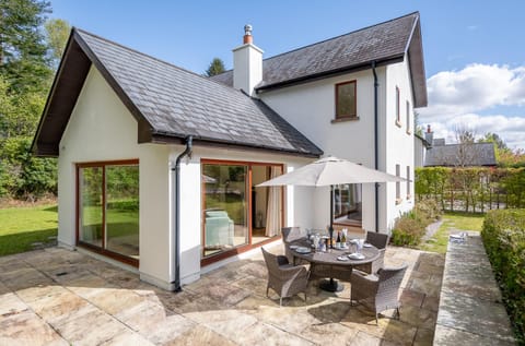 Property building, Patio, Day, Garden