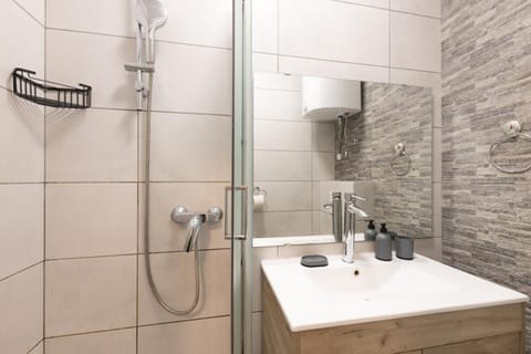 Shower, Toilet, Bathroom, towels