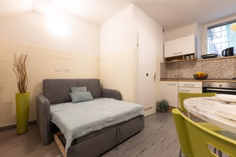 Bed, Kitchen or kitchenette, Living room, Photo of the whole room, Seating area, Bedroom, stove, towels, kitchen