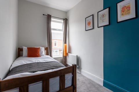 Cosy 4-BR Darlington Home Near Hospital-Sleeps 8! House in Darlington